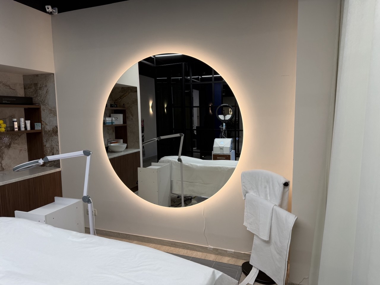 Круглое зеркало с парящей подсветкой