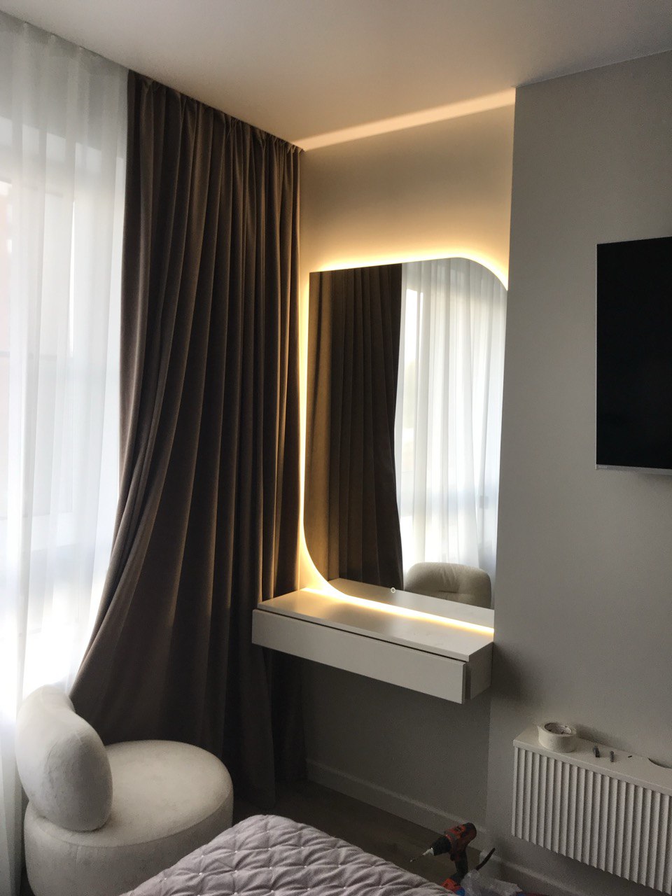 Зеркало Танго с парящей подсветкой