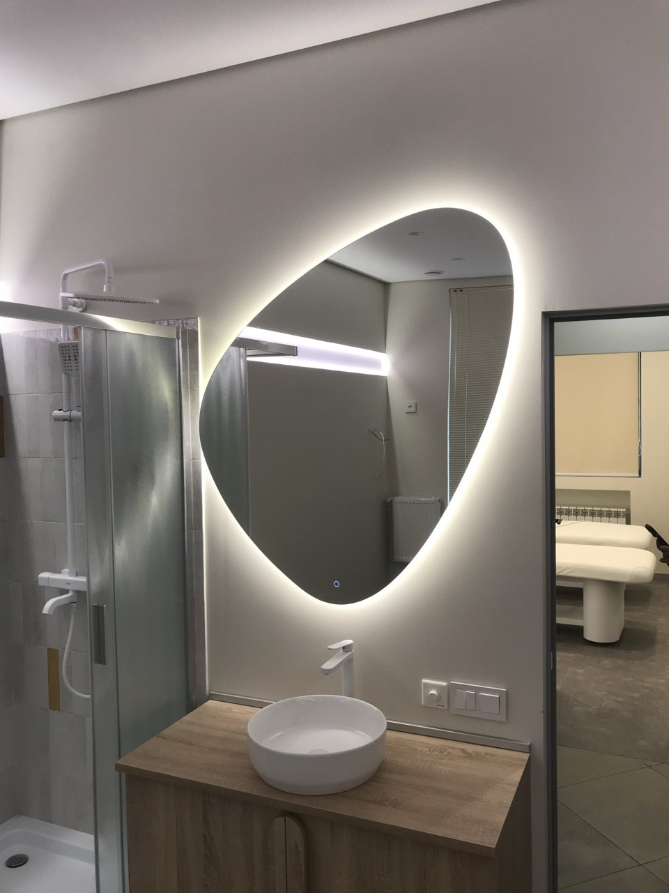 Ассиметричное зеркало с LED-подсветкой