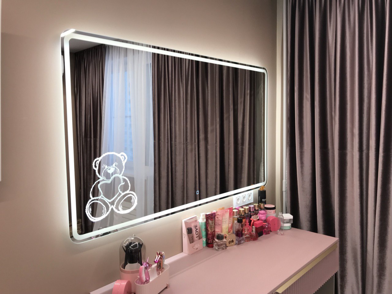 Парящее зеркало с фронтальной подсветкой